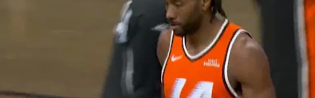 伦纳德一打二慢三步上篮拿21分，快船轰出25-10反超勇士13分