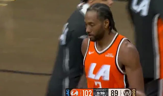 伦纳德一打二慢三步上篮拿21分，快船轰出25-10反超勇士13分